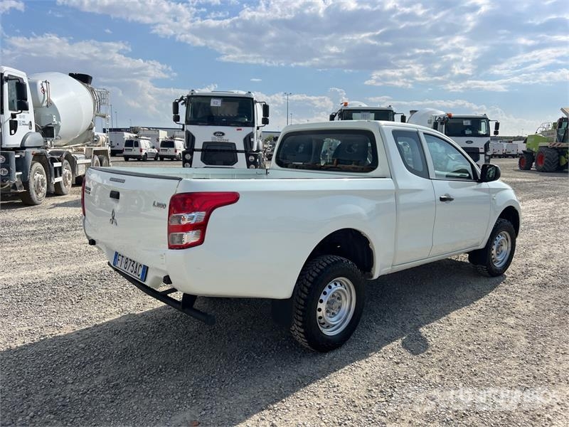 Mitsubishi L200 Extended Cab 2.4 DI-D Club Cab Invite Pickup Anders