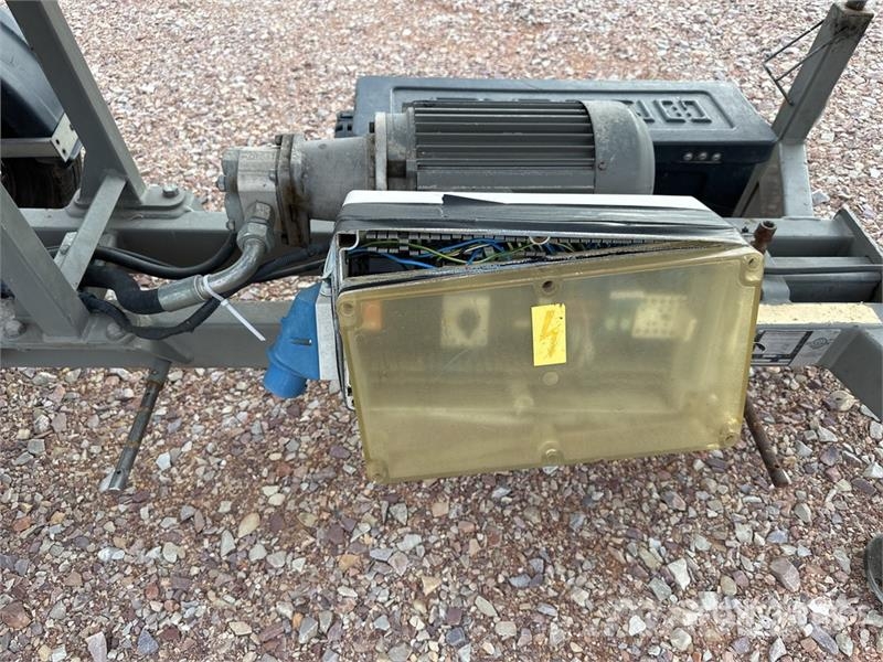 Monte Charge Sur Remorque On Trailer Material Hois Treuils, palans et monte-charge