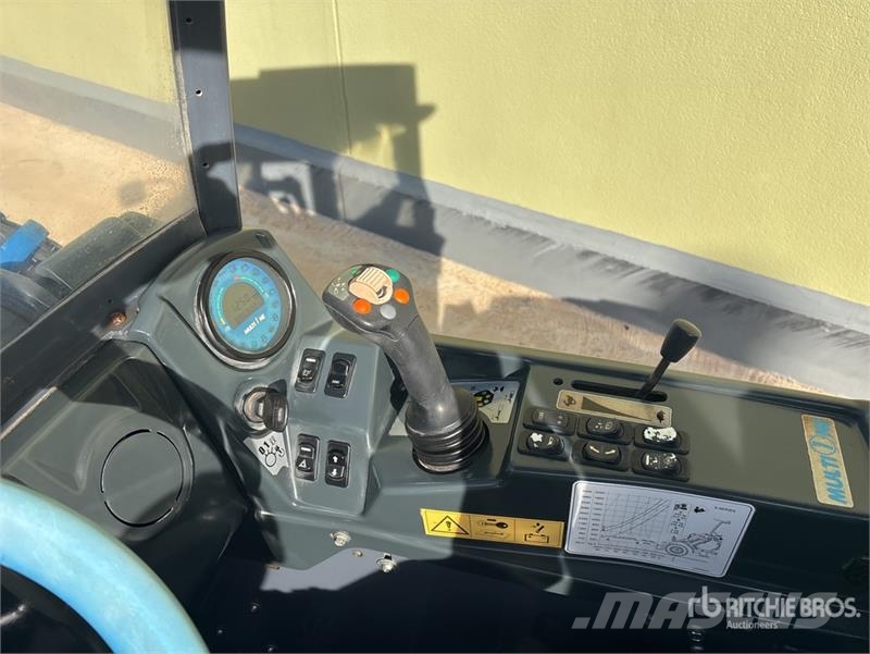 Multione SRL 9.5 Skid Steer Loader لوادر انزلاقية التوجيه