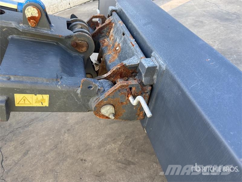 Multione SRL 9.5 Skid Steer Loader لوادر انزلاقية التوجيه