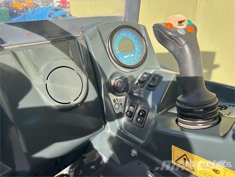 Multione SRL 9.5 Skid Steer Loader لوادر انزلاقية التوجيه