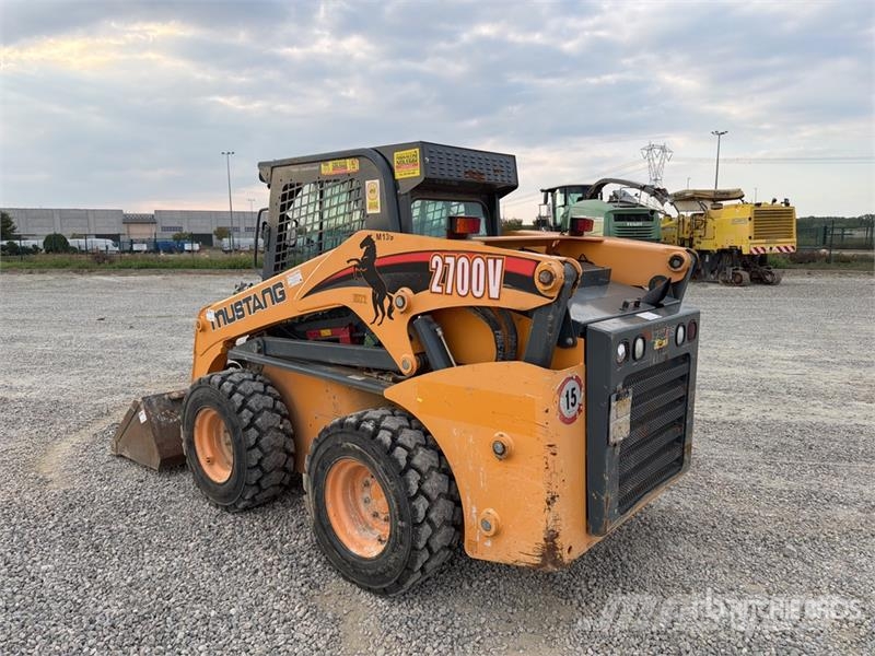 Mustang 2700V Skid steer mini nakladalci