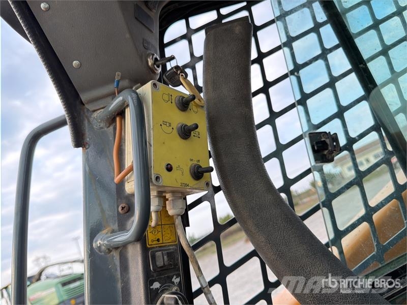 Mustang 2700V Skid steer mini nakladalci