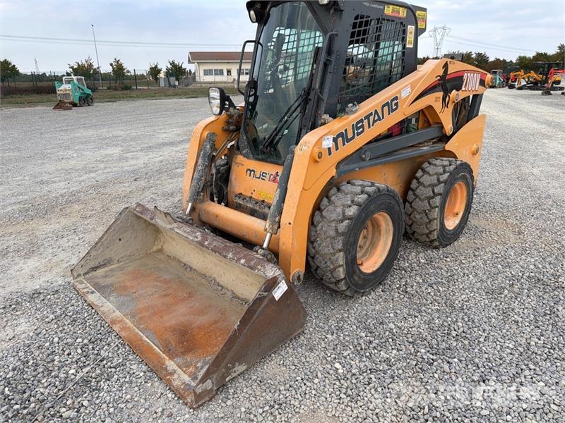 Mustang 2700V Skid steer mini nakladalci