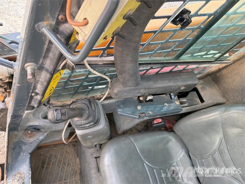 Mustang 2700V Skid steer mini nakladalci