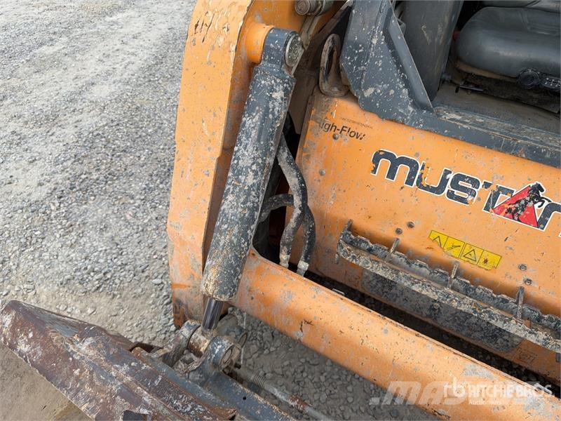 Mustang 2700V Skid steer mini nakladalci
