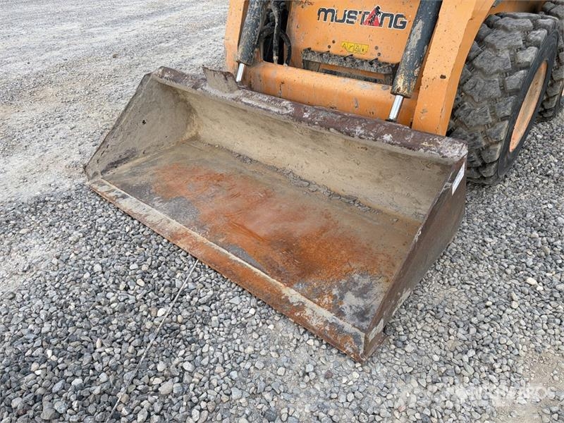 Mustang 2700V Skid steer mini nakladalci