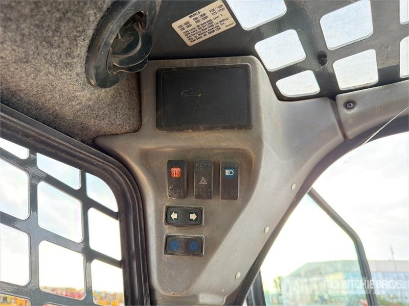 Mustang 2700V Skid steer mini nakladalci