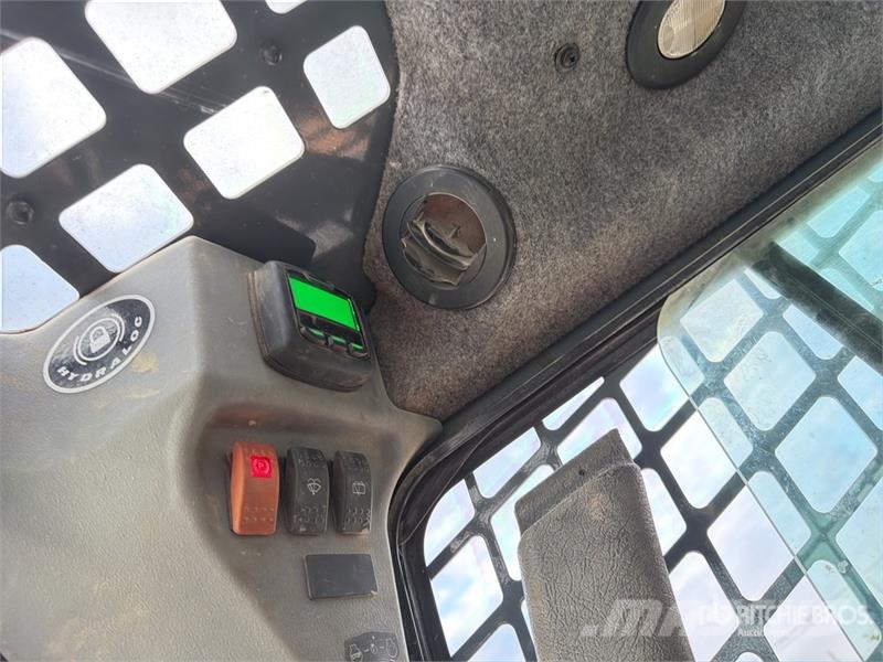 Mustang 2700V Skid steer mini nakladalci