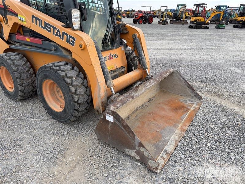 Mustang 2700V Skid steer mini nakladalci
