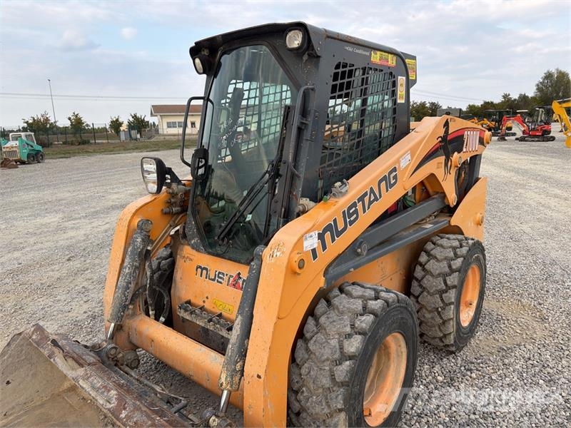 Mustang 2700V Skid steer mini nakladalci