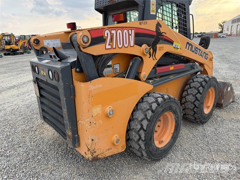 Mustang 2700V Skid steer mini nakladalci