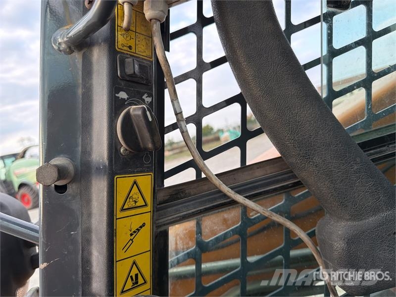 Mustang 2700V Skid steer mini nakladalci