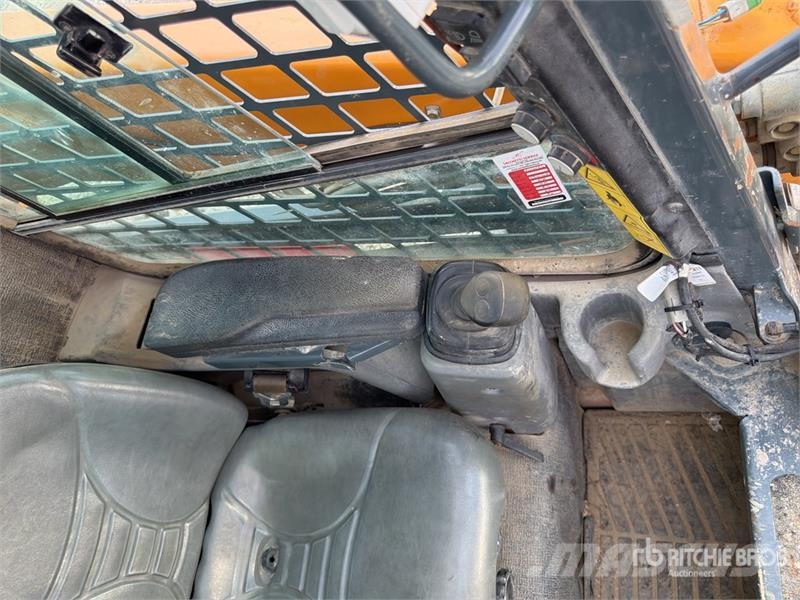 Mustang 2700V Skid steer mini nakladalci