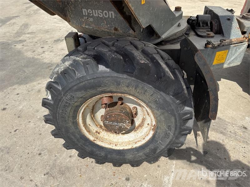 Neuson 3001 عربات نقل قلابة للمواقع