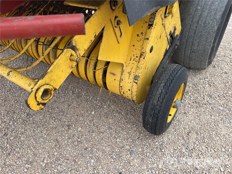 New Holland 658 Presse A Balles Rondes 1 Essieu S/A Round Bale 圓型牧草打包機