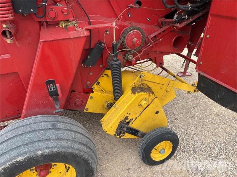 New Holland 658 Presse A Balles Rondes 1 Essieu S/A Round Bale 圓型牧草打包機