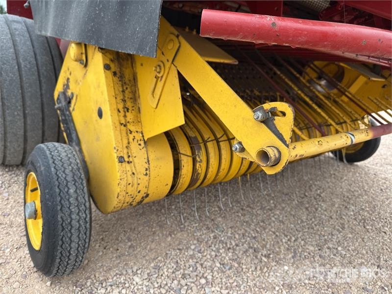 New Holland 658 Presse A Balles Rondes 1 Essieu S/A Round Bale 圓型牧草打包機