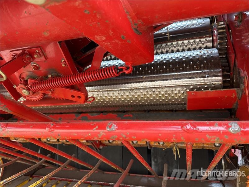 New Holland 658 Presse A Balles Rondes 1 Essieu S/A Round Bale 圓型牧草打包機
