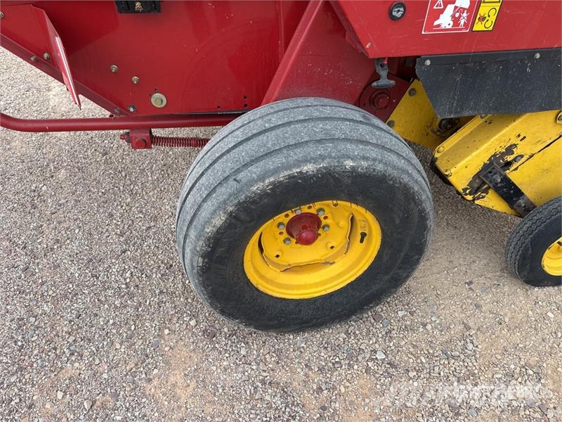 New Holland 658 Presse A Balles Rondes 1 Essieu S/A Round Bale 圓型牧草打包機