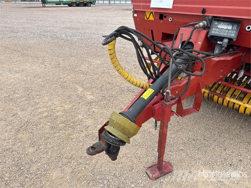 New Holland 658 Presse A Balles Rondes 1 Essieu S/A Round Bale 圓型牧草打包機