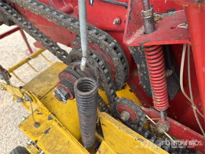 New Holland 658 Presse A Balles Rondes 1 Essieu S/A Round Bale 圓型牧草打包機