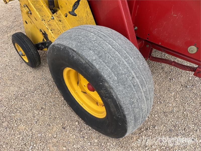 New Holland 658 Presse A Balles Rondes 1 Essieu S/A Round Bale 圓型牧草打包機