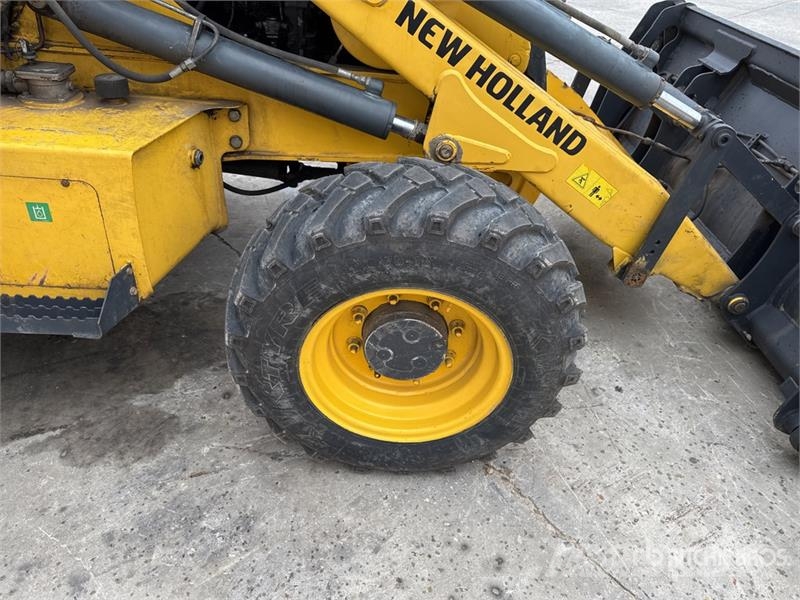 New Holland B80B-SS 4x4 Backhoe Loader バックホーローダー