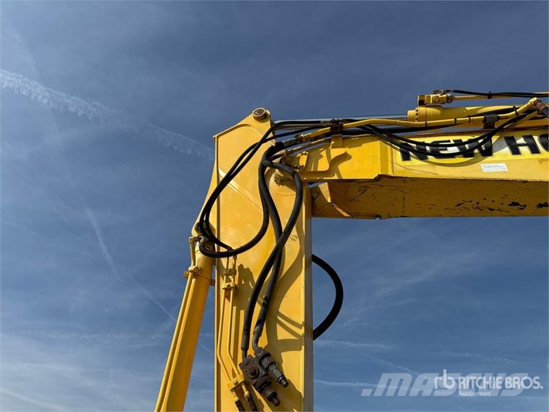 New Holland E215B Tracked Excavator Paletli ekskavatörler
