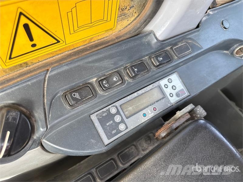 New Holland E215B Tracked Excavator Paletli ekskavatörler