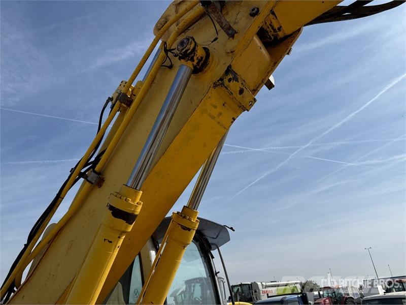 New Holland E215B Tracked Excavator Paletli ekskavatörler