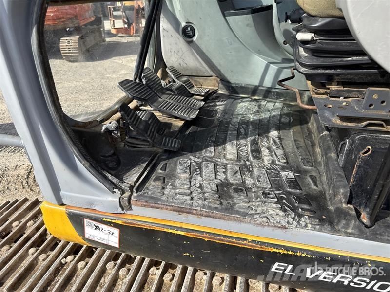 New Holland E215B Tracked Excavator Paletli ekskavatörler