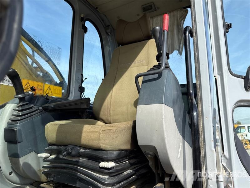 New Holland E215B Tracked Excavator Paletli ekskavatörler