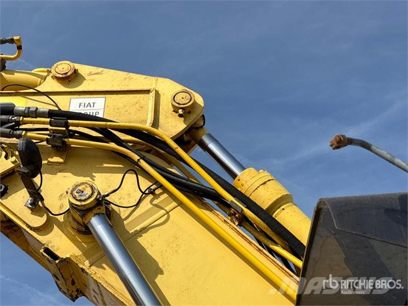 New Holland E215B Tracked Excavator Paletli ekskavatörler