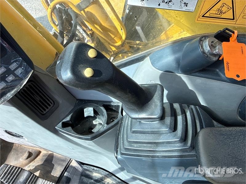 New Holland E215B Tracked Excavator Paletli ekskavatörler