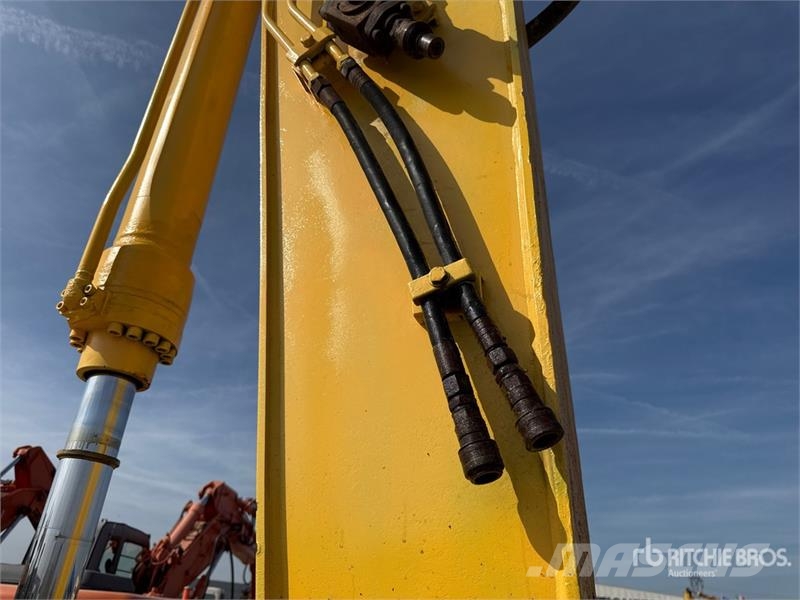 New Holland E215B Tracked Excavator Paletli ekskavatörler