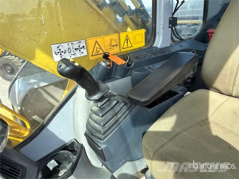 New Holland E215B Tracked Excavator Paletli ekskavatörler