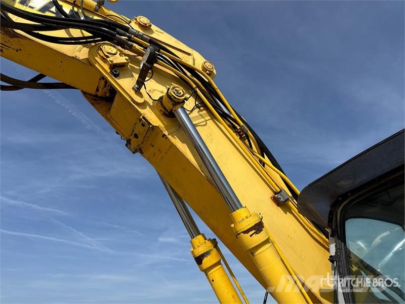 New Holland E215B Tracked Excavator Paletli ekskavatörler