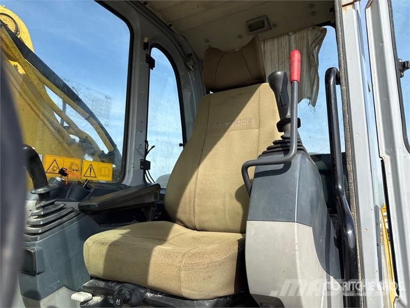 New Holland E215B Tracked Excavator Paletli ekskavatörler