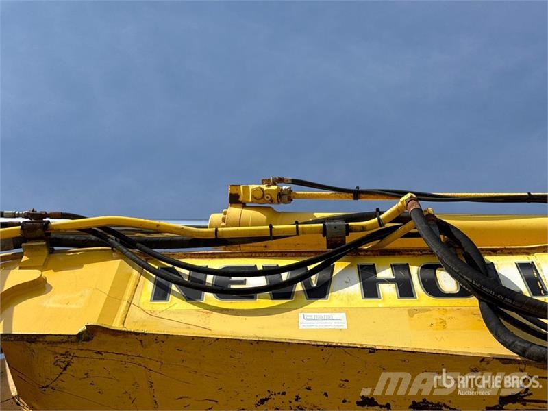 New Holland E215B Tracked Excavator Paletli ekskavatörler