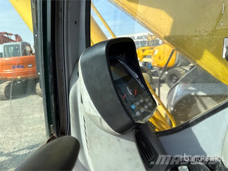 New Holland E215B Tracked Excavator Paletli ekskavatörler