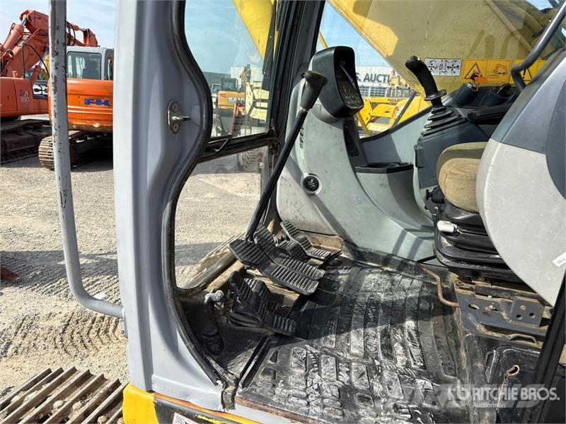 New Holland E215B Tracked Excavator Paletli ekskavatörler
