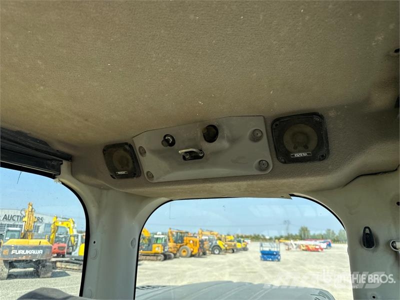 New Holland E215C Tracked Excavator 대형 굴삭기 29톤 이상
