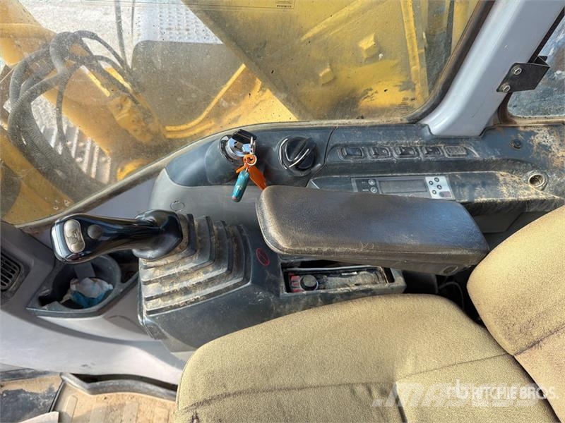 New Holland Kobelco E215B Tracked Excavator Paletli ekskavatörler
