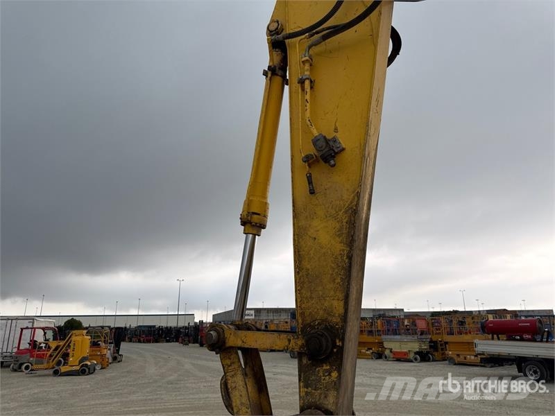 New Holland Kobelco E215B Tracked Excavator Bagri goseničarji