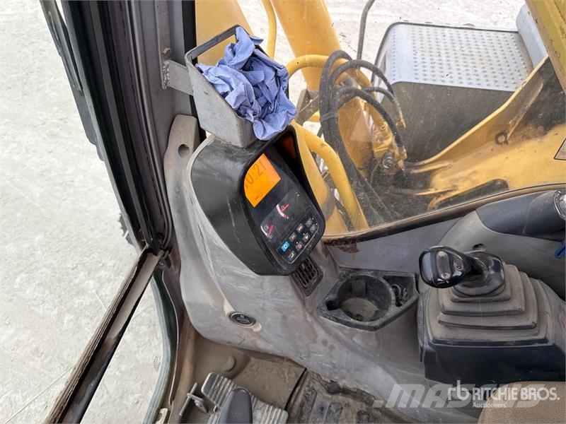 New Holland Kobelco E215B Tracked Excavator Bagri goseničarji