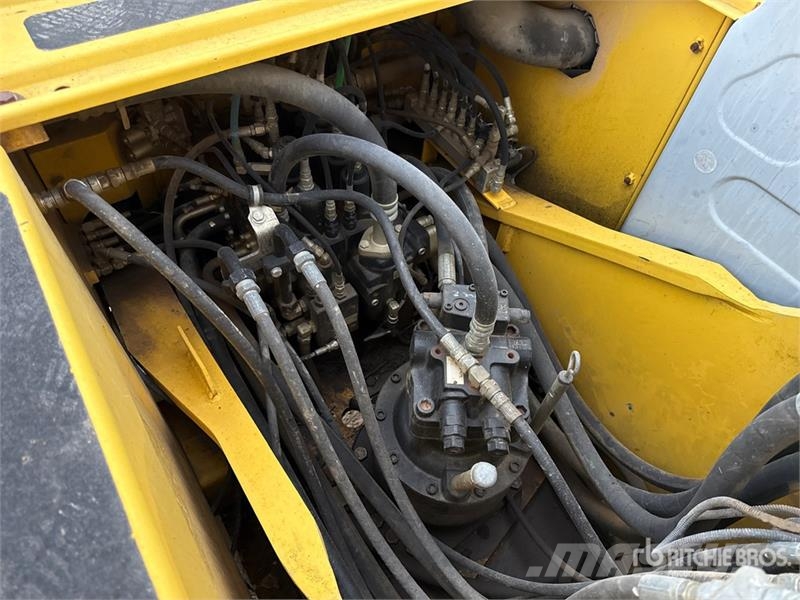New Holland Kobelco E215B Tracked Excavator Bagri goseničarji
