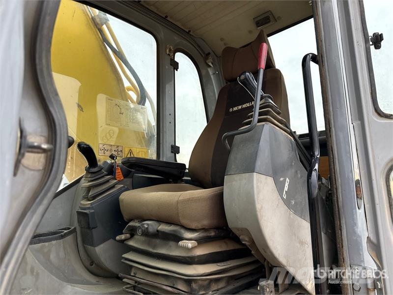 New Holland Kobelco E215B Tracked Excavator Bagri goseničarji