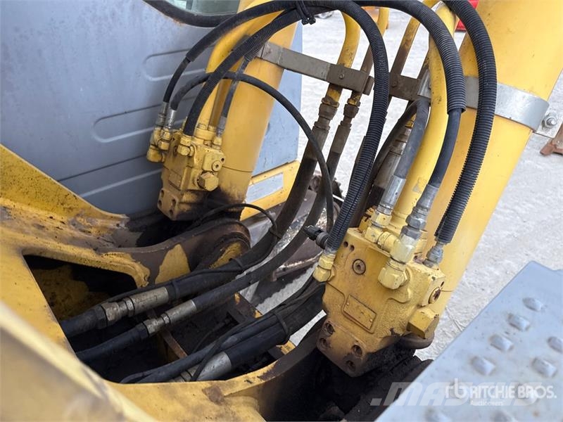 New Holland Kobelco E215B Tracked Excavator Bagri goseničarji