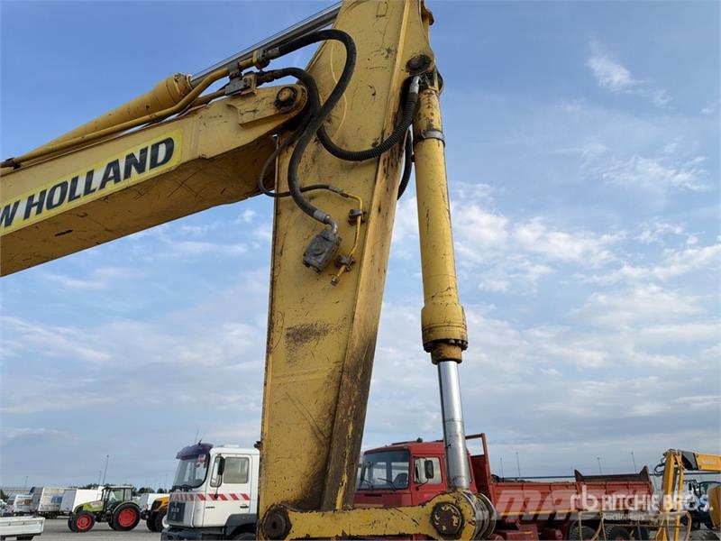 New Holland Kobelco E215B Tracked Excavator Paletli ekskavatörler